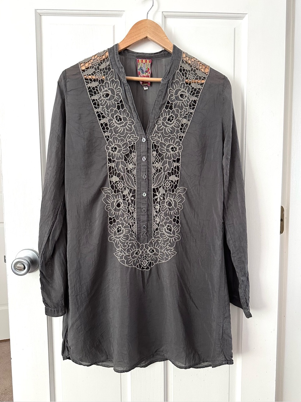 Johnny Was Crochet Lace Embroidered Gray Tunic Shirt Rayon FLAWED Size XS